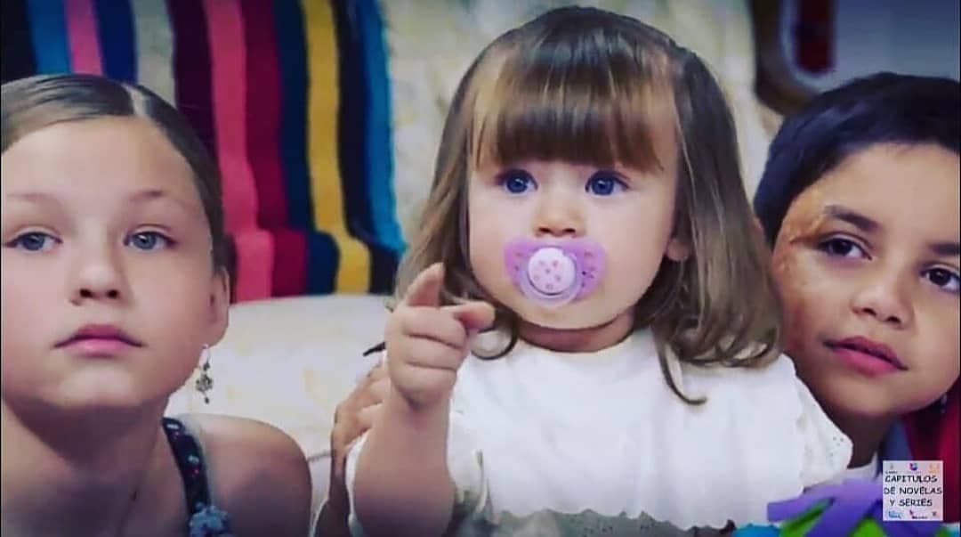 Con poco más de un año de edad, la pequeña se ganó el cariño de todo el reparto, quien la vio dar sus primeros pasos e incluso cuando comenzó a hablar.