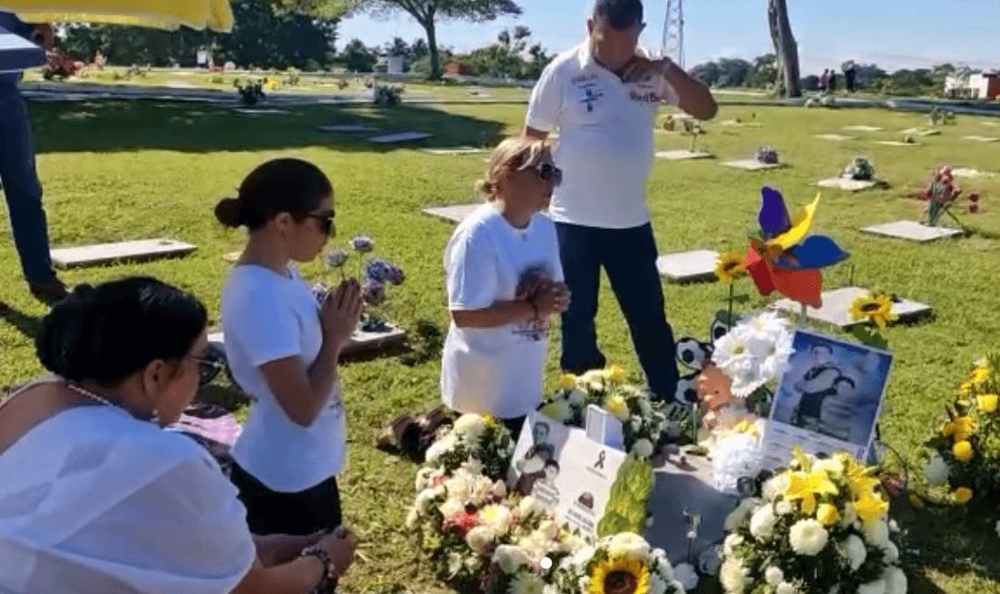 Familia de Octavio Ocaña visita la tumba del actor en Villahermosa