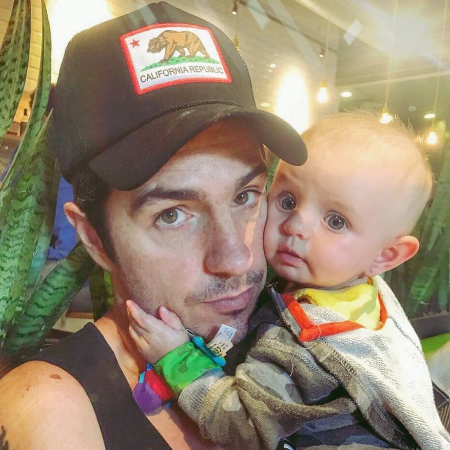 El actor mostró lo emocionado que estaba por convertirse en padre por segunda vez y ahora al lado de Derbez. “Hoy nuevamente se me llena el corazón al volver a vivir esta hermosa experiencia con la mujer que amo! Está siendo un viaje muy especial en nuestras vidas, y como no se podrá ocultar más porque el bebé está creciendo rapidísimo, quisimos que lo supieran por nosotros primero”, declaró en 2017.