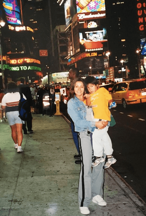 A través de sus redes sociales es que, de vez en vez, hemos podido ver cómo fue la infancia de su pequeño, quien de cuerdo con las imágenes, siempre estuvo al lado de su famosa mamá.