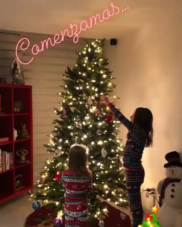 Geraldine Bazán adornó su árbol con ayuda de sus hijas Elissa y Miranda