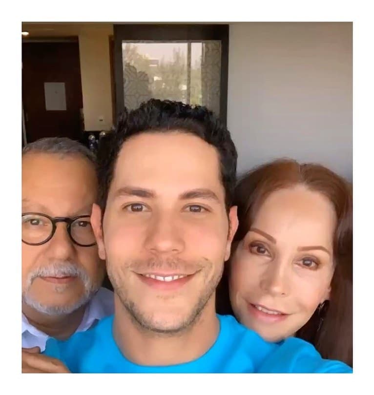 Christian Chávez visita a sus padres enfermos de Covid-19 y dice: “Con sana distancia pero juntos”