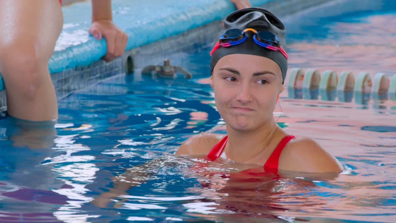 Cristina y Silvia se enfrentan en la competencia de natación. Pero como a la segunda le da un calambre, Cristina se detiene y le ayuda a llegar a la orilla como las grandes amigas que siempre han sido.