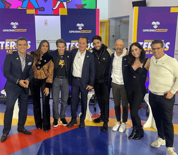 Galilea Montijo con Héctor Sandarti, Fernando Landeros, Mariano Osorio, Paco de Miguel, Caro Díaz, Eduardo Clemesha y Marco Antonio Regil