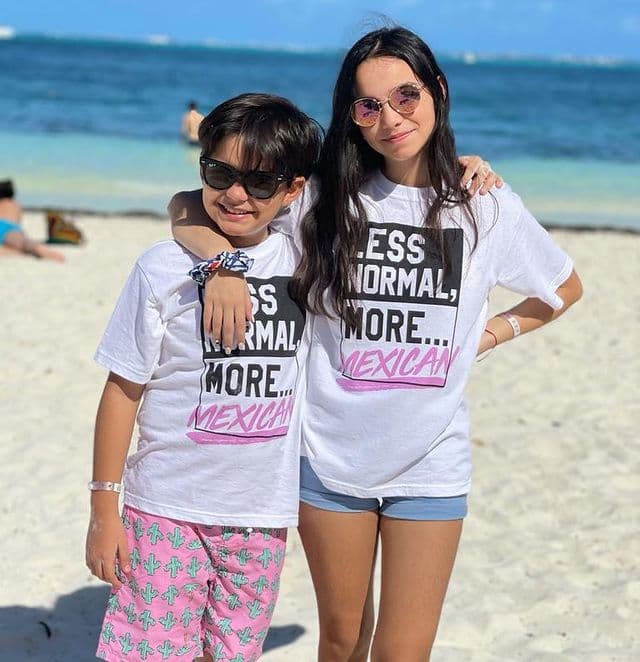 En las imágenes, el menor deja ver detalles de su vida, su gusto por los juegos de mesa y sobre todo tiernas fotos junto a su hermana Karla, quien impacta por su gran parecido con Biby Gaytán.