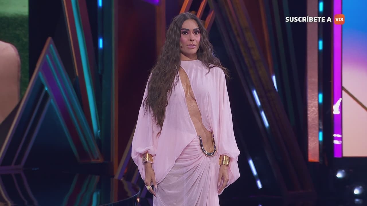 Galilea Montijo llega a la gala en lugar de Odalys Ramírez y Diego de Erice; con voz entrecortada, hace anuncio