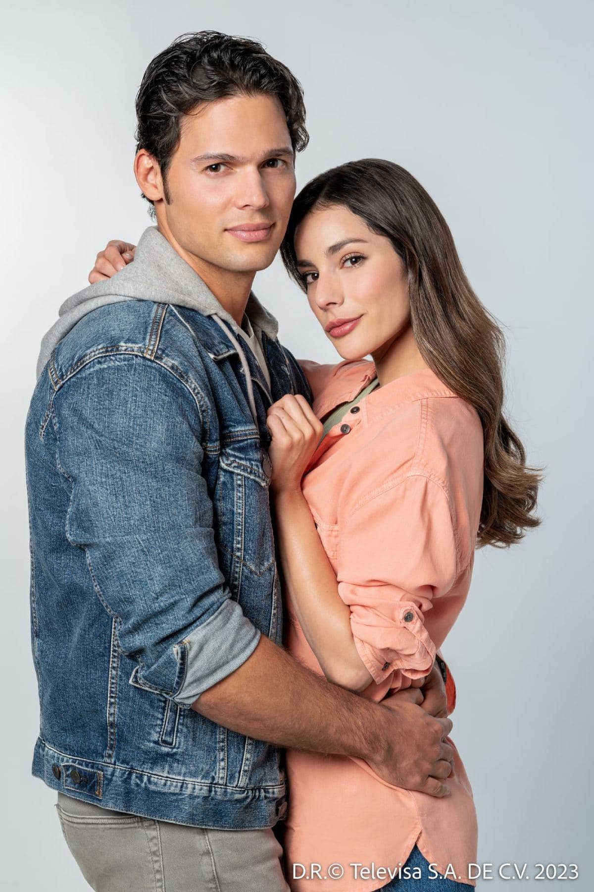 Oka Giner tiene un famoso esposo y pocos lo saben