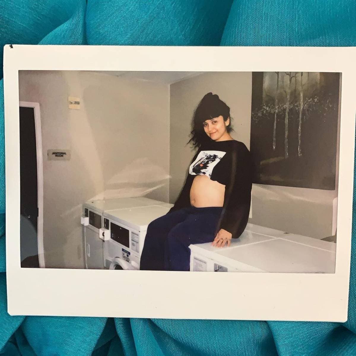Mon Laferte fue otra que sorprendió al anunciar que tras intentarlo por un año, por fin está embarazada y feliz con la próxima llegada de su primer bebé.