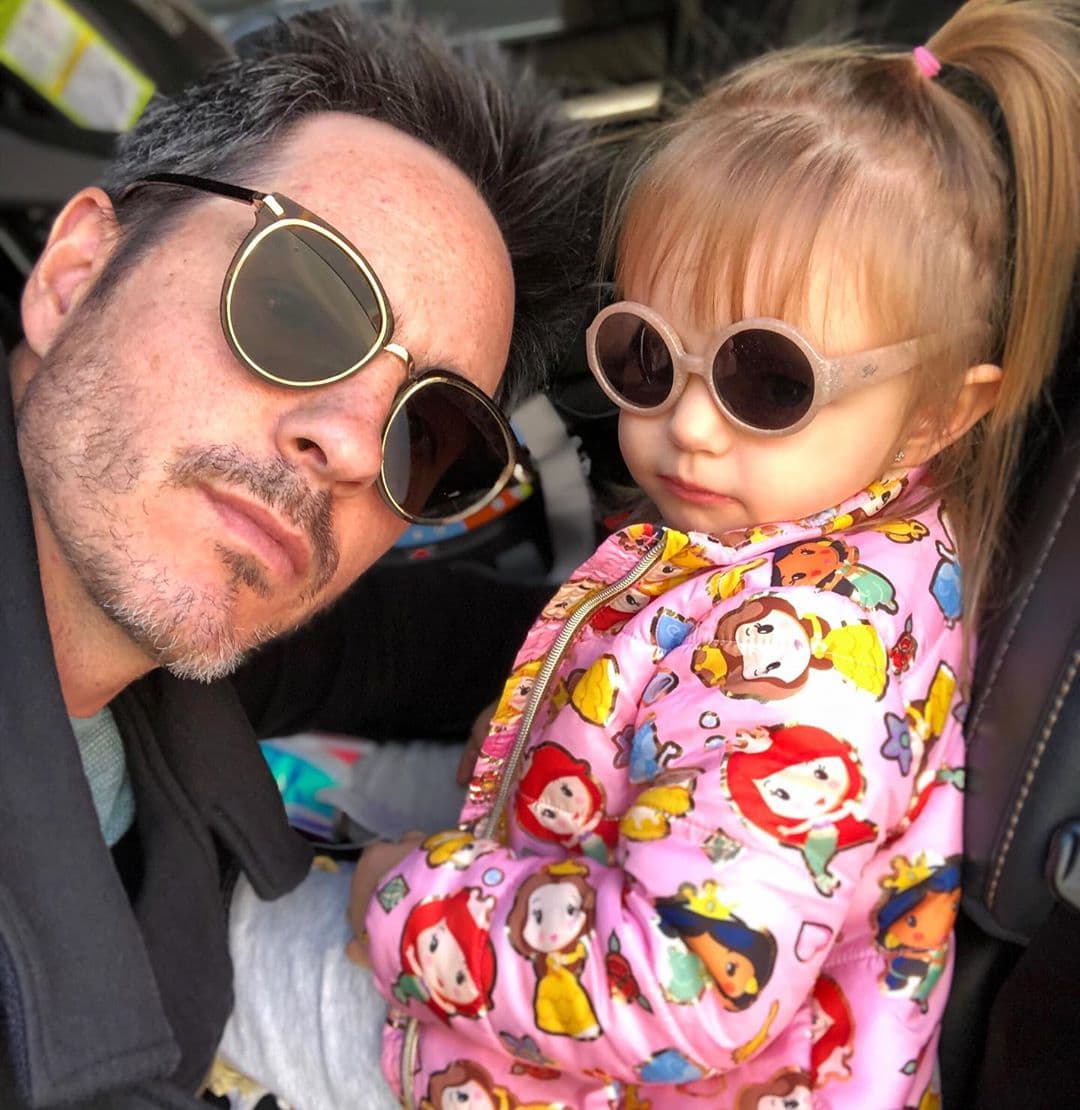 Mauricio Ochmann le pinta las uñas a Kailani y lo muestra con tierno video en Instagram