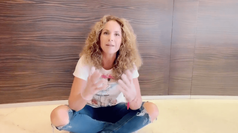 Uno de los primeros rincones que Lucero dejó al descubierto en Instagram fue su sala de descanso, la cual cuanta con sillones color mostaza, los cuales combinan a la perfección con sus muebles en acabados café.