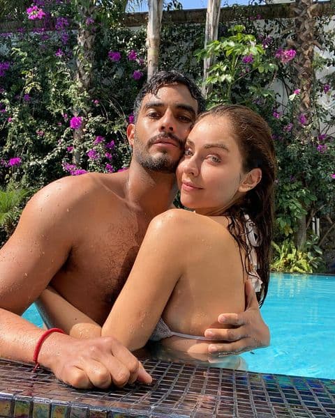 El actor, orgulloso, presumió a Claudia Martín durante al presentación del primer episodio de la telenovela.