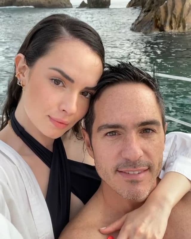 Tras hacer público su noviazgo en redes sociales, Mauricio Ochmann y Paulina Burrola no han dejado de compartir fotografías de sus vacaciones juntos, donde, hasta ahora no han hecho más que derramar miel.