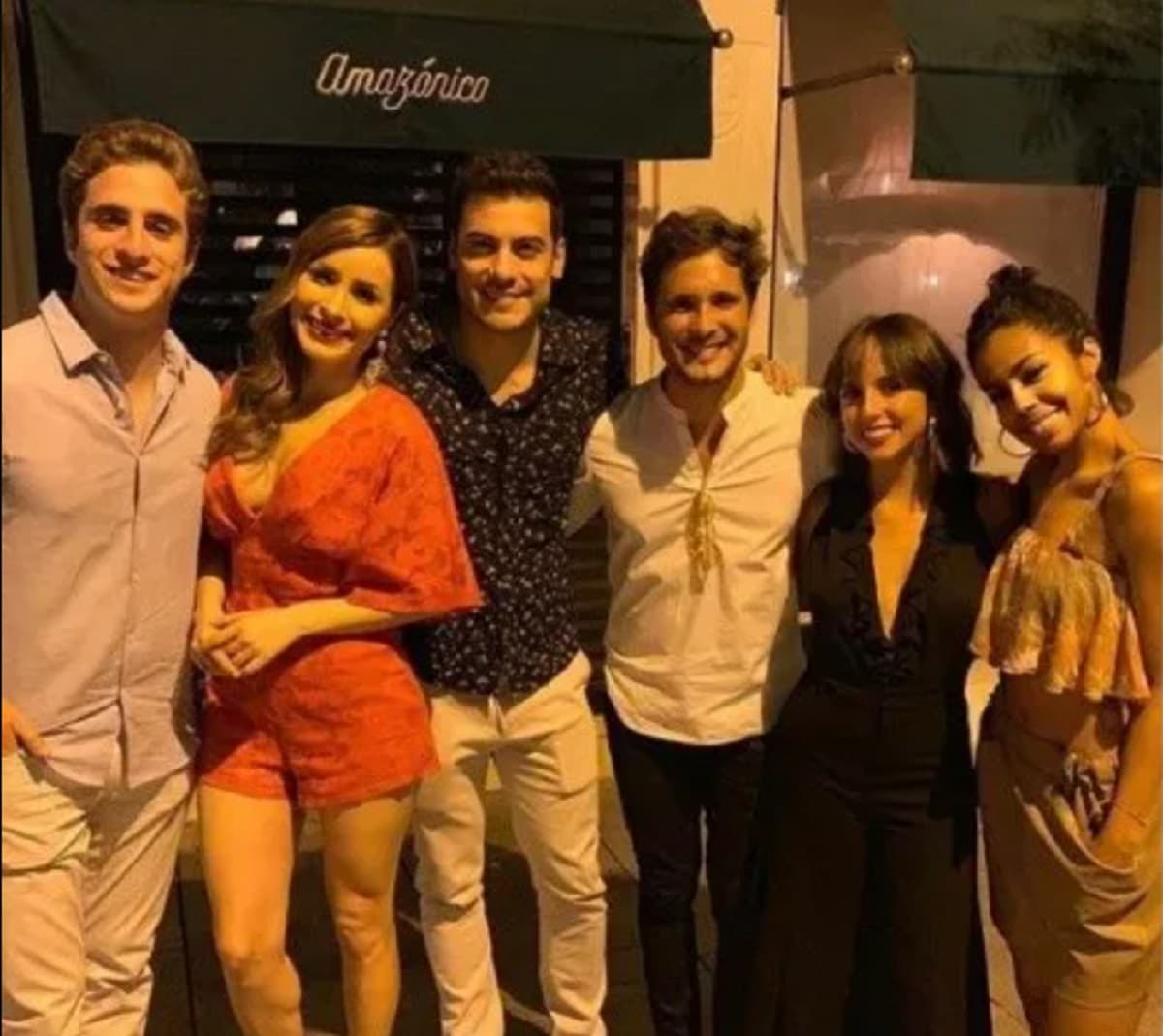 Incluso dejan ver que vacacionan juntos, protagonizando fotografías con los mismos paisajes alrededor del mundo.