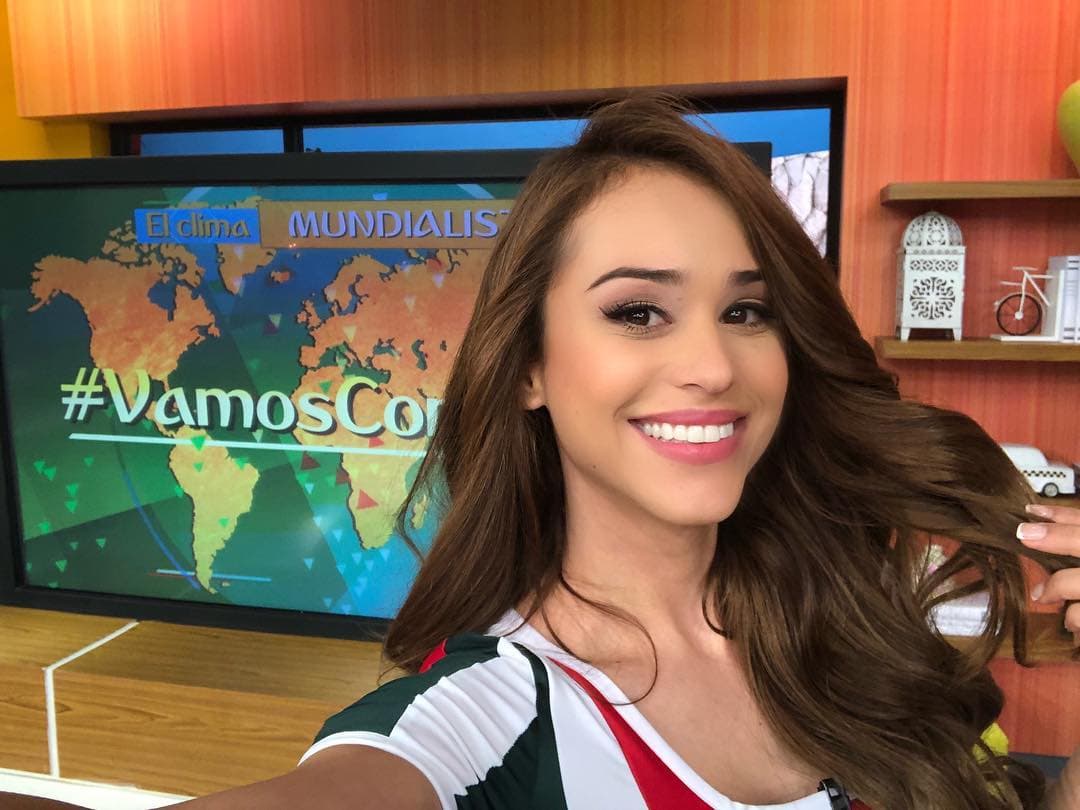 Yanet García presume su bella sonrisa