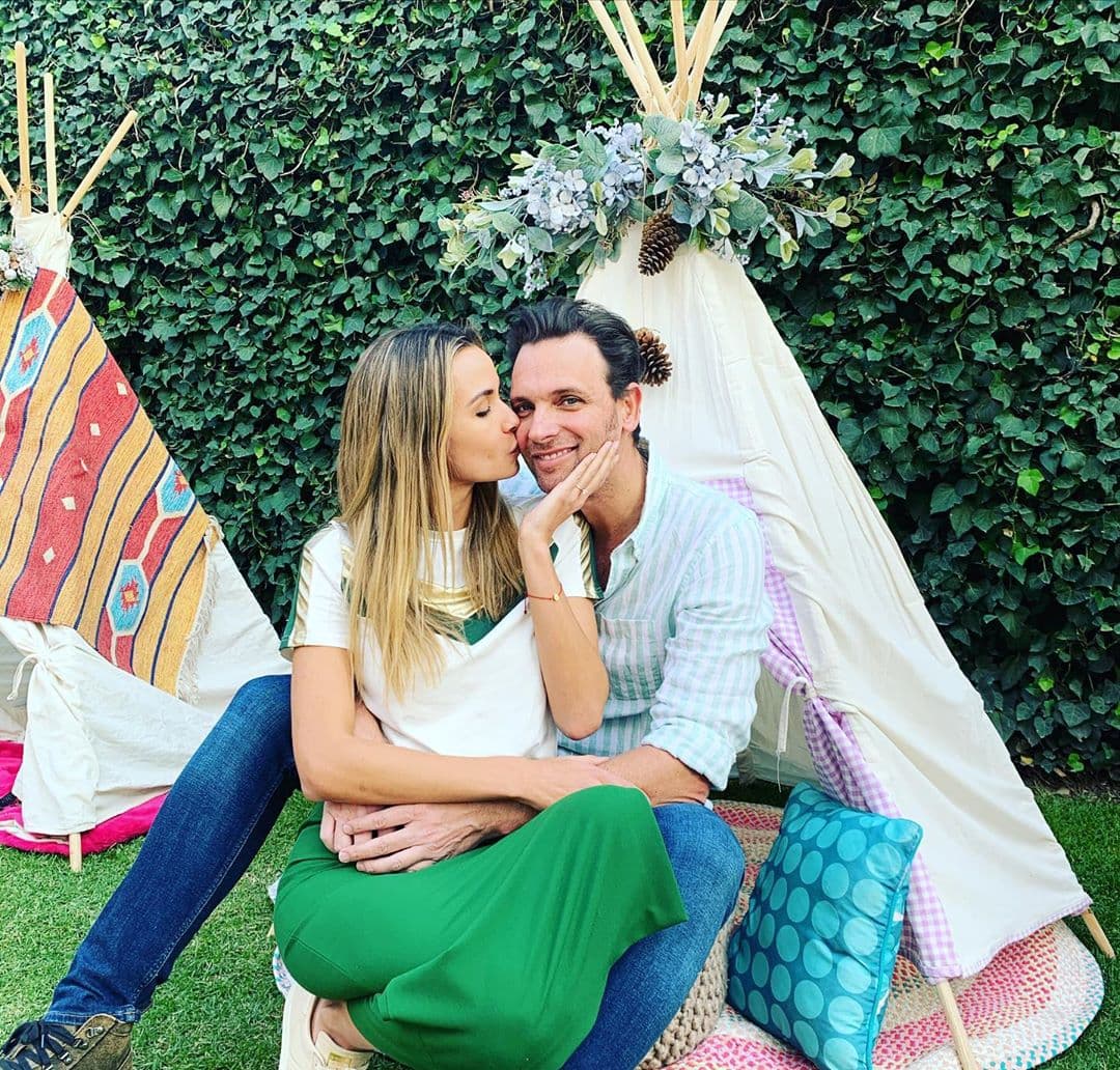 “Casi 9 años y dos maravillosos hijos después. Te amo @patoborghetti. Dije que sí”, señaló la conductora de espectáculos en su perfil oficial de Instagram, tras aceptar el anillo de compromiso del padre de sus hijos.