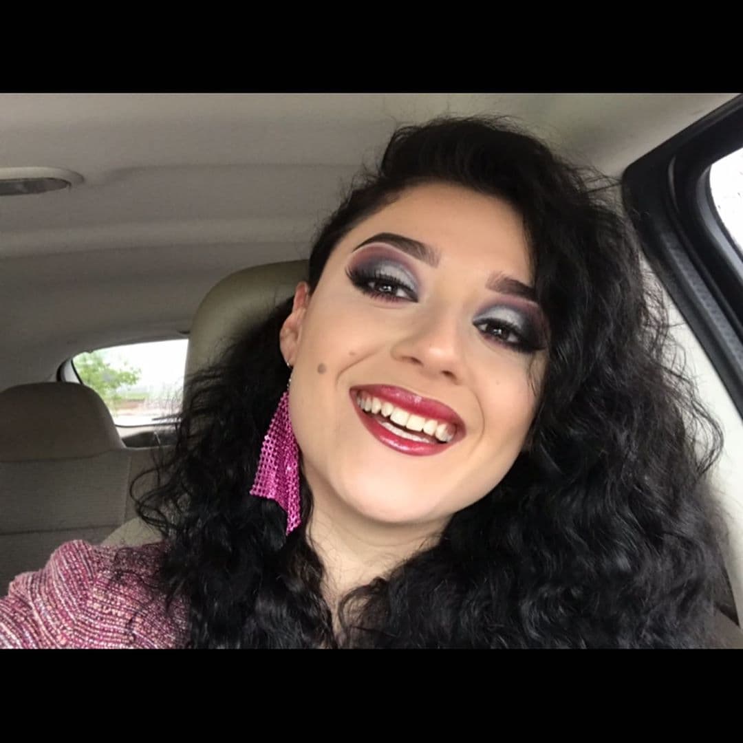 “Yo nunca me había dedicado a las ventas y mucho menos a trabajar con gente, pero una parte de mí me decía que lo intentara de todas maneras. Agradezco a la niña inocente de 18 años que nunca se rindió a pesar de los obstáculos”, comentó.