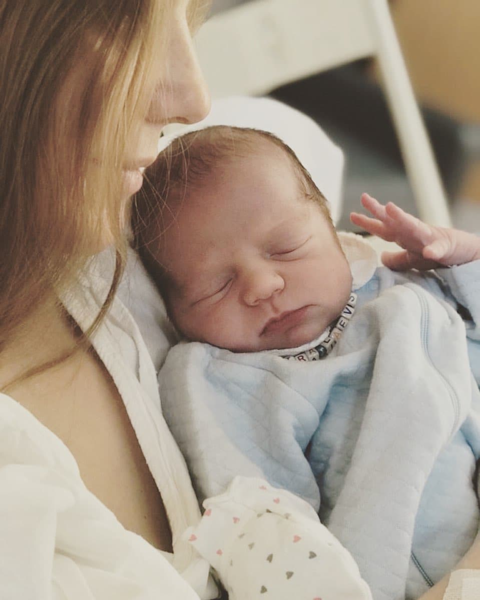 Ana Layevska anunció a su millón de seguidores de Instagram el nacimiento de Santiago, su segundo hijo en plena emergencia sanitaria. La publicación de la actriz estuvo acompañada de un emotivo mensaje y la primera fotografía de su hijo, donde precisó que el pequeño había llegado al mundo el 30 de marzo de 2020.