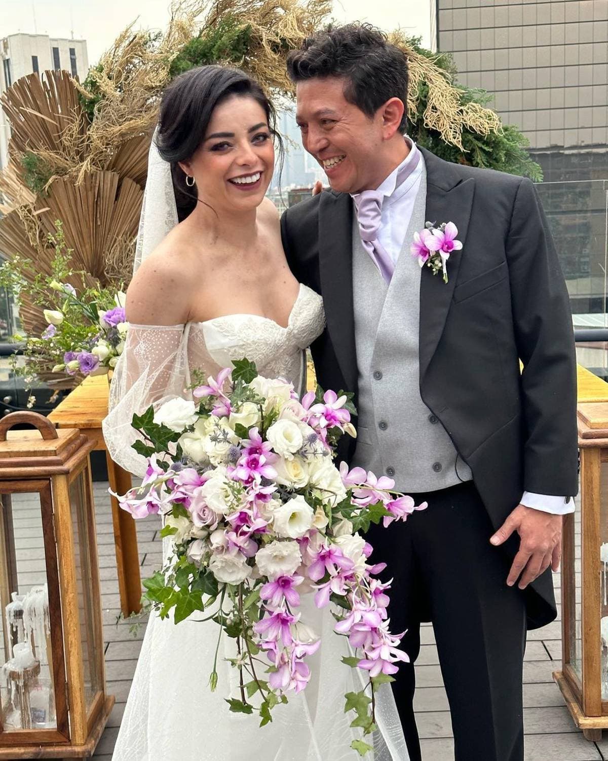 La actriz impresionó con su espectacular vestido de novia.
