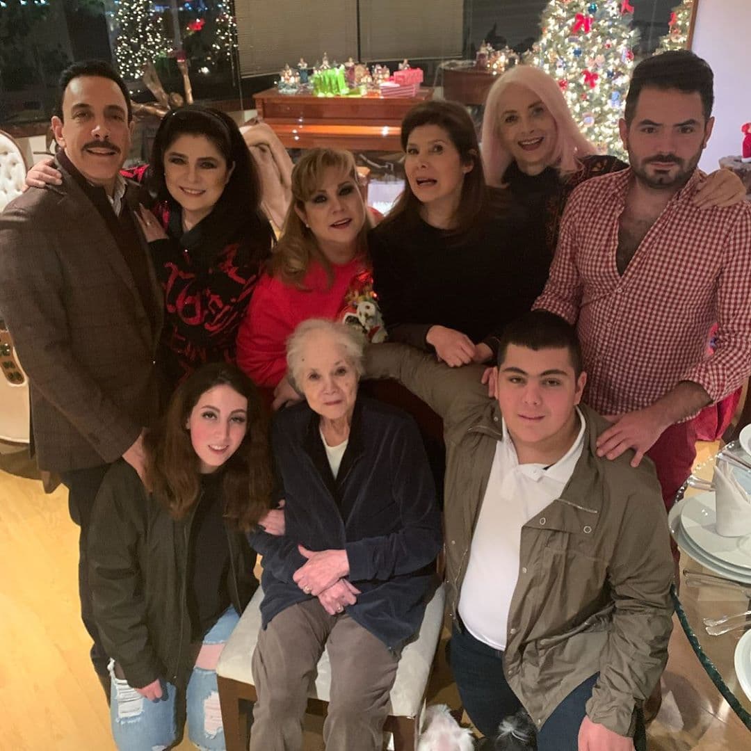 Como pocas veces y con motivo de las fiestas navideñas, Victoria Ruffo compartió una fotografía en su cuenta oficial de Instagram en la que posa con su familia completa. Y es que la protagonista de telenovelas aparece muy sonriente junto a su primogénito José Eduardo, sus mellizos Anuar y Vicky, su esposo Omar Fayad, su hermana Gaby Ruffo, su mamá y otros familiares.