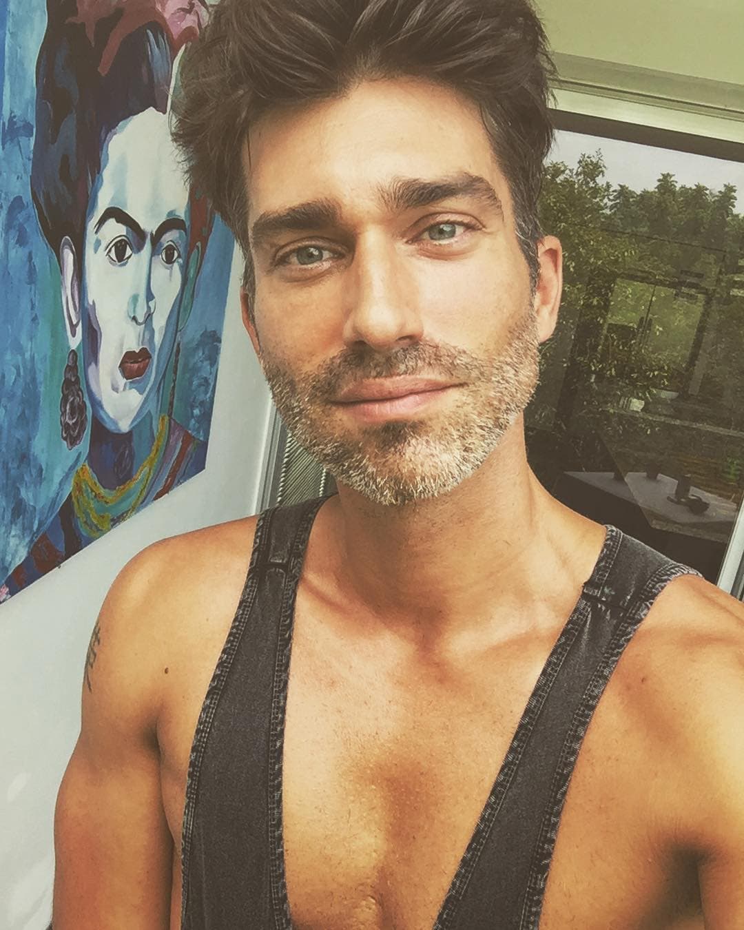 Lionel Clerc, mejor conocido como Leo Clerc, nació en 1982 en Lausanne, Suiza. De acuerdo con una revista de espectáculos, es analista financiero y a los 24 años probó suerte en el modelaje.