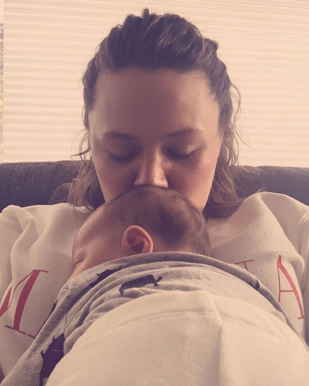 Joy Huerta enseña cómo canta su bebé su nueva canción