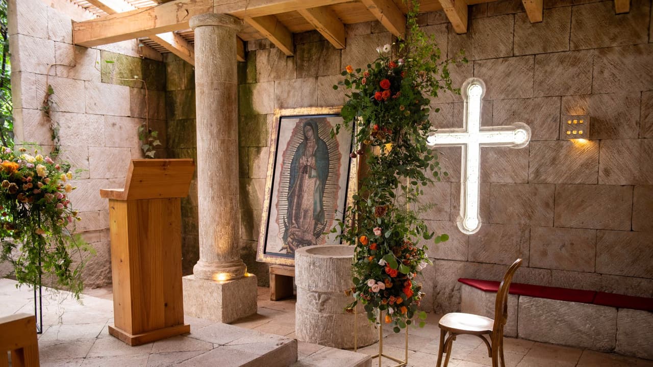 La residencia cuenta con un pequeño altar para rezar o hacer misas