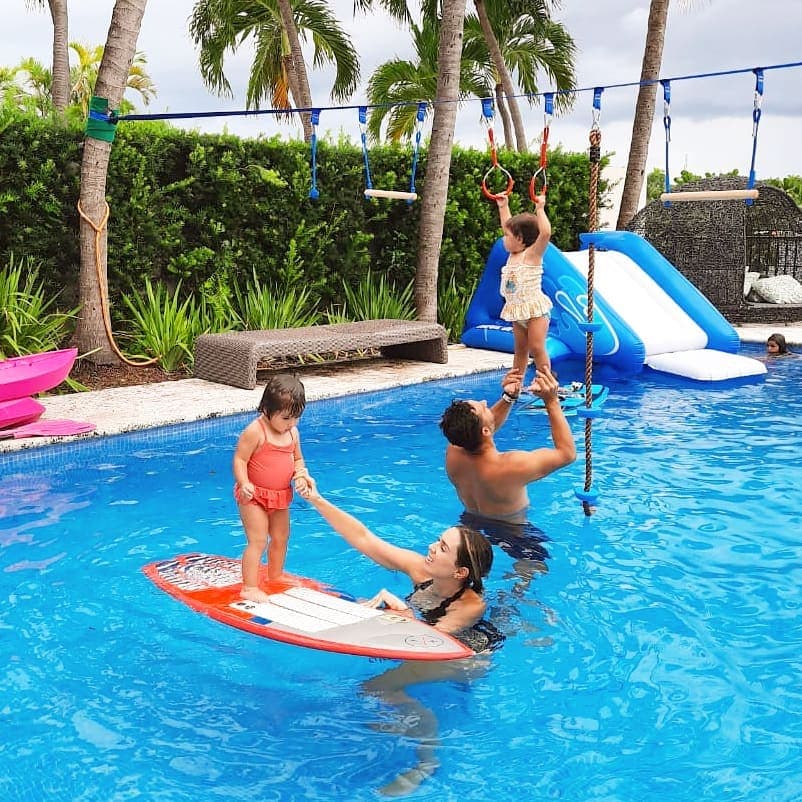 En la piscina, llama la atención los juegos acuáticos que colocaron para sus hijas Jacky, Carolina, Renata y las mellizas, Emilia y Paula.