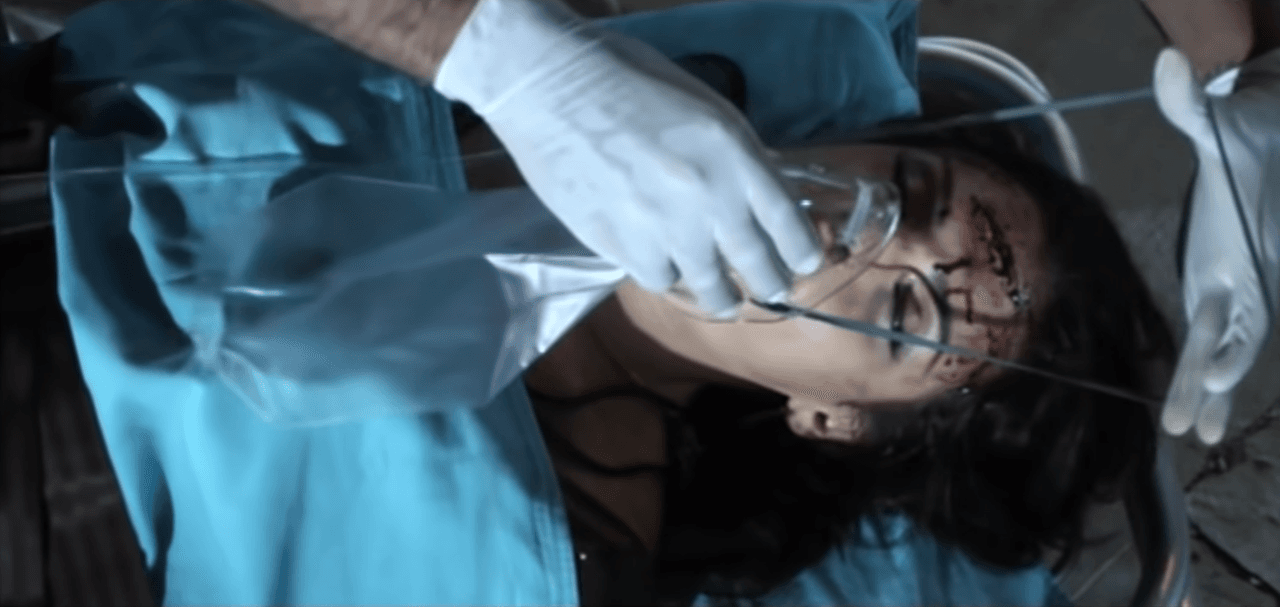 Lo triste de esta historia, es que el personaje de Aislinn Derbez tiene un terrible final, pues sufre un accidente automovilístico.