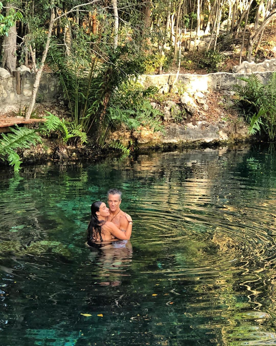 Desde que Fernando Carrillo anunció que había dejado la soltería, no ha dejado de compartir fotografías junto a María Gabriela, mismas en las que siempre que puede, le hace saber lo enamorado que está de ella.