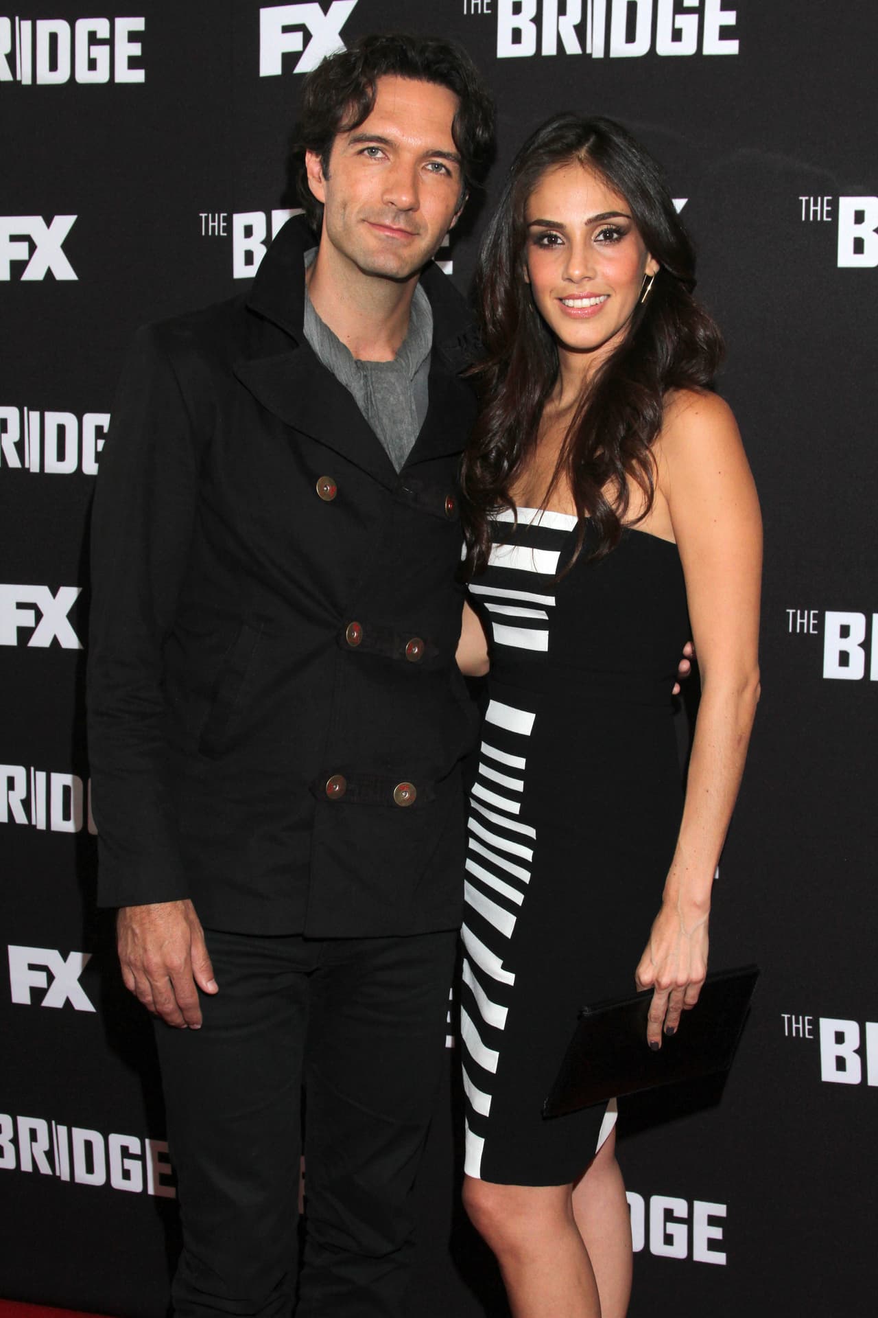 Mexico, D.F (05/07/2013).- El cantante Mexicano, Leonardo de Lozanne, con su novia la actriz Mexicana Sandra Echeverria , en la alfombra roja de la nueva serie "The Bridge". PHOTOAMC