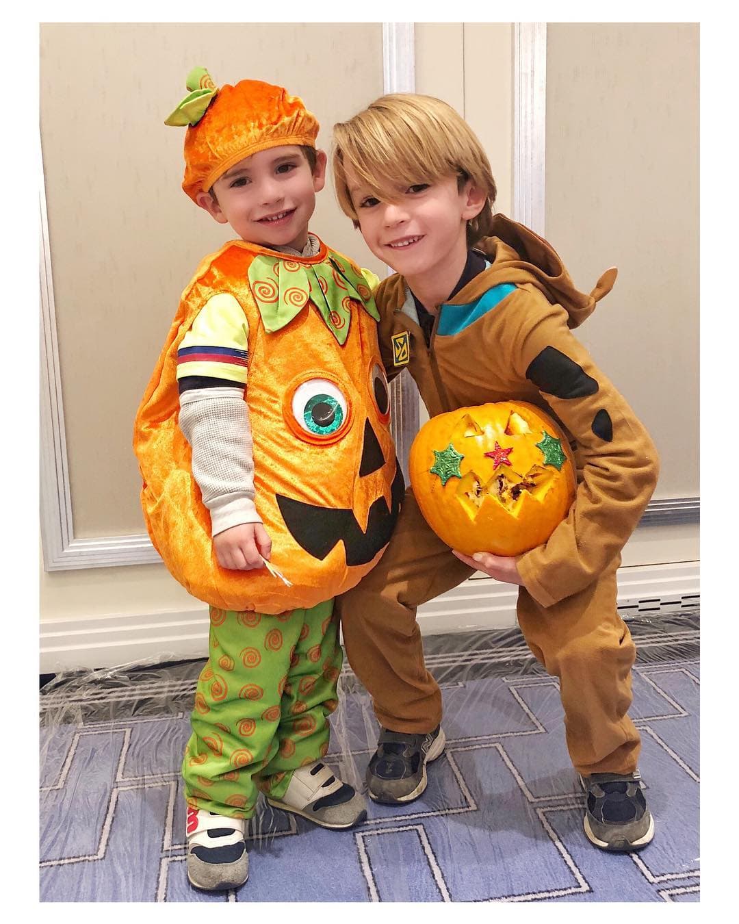 Bosco y Bruno, dos de los seis hijos de Inés Gómez Mont, enternecieron al disfrazarse de calabaza y Scooby-Doo