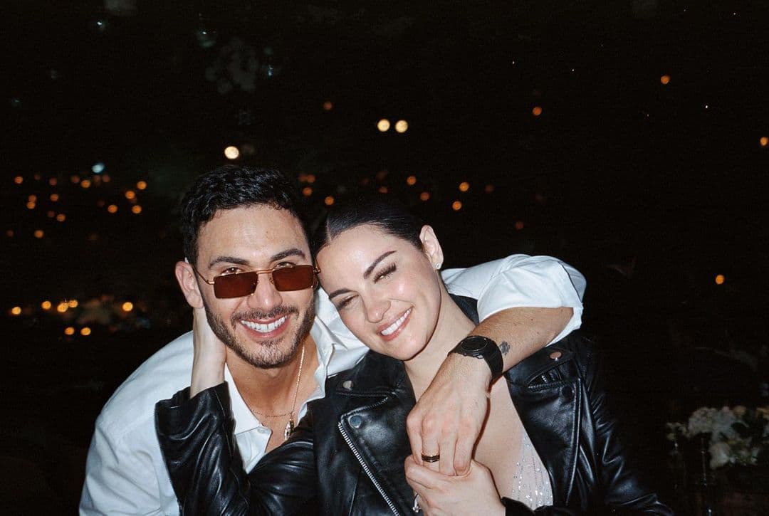 Alejandro Speitzer debuta como tatuador; Maite Perroni reacciona