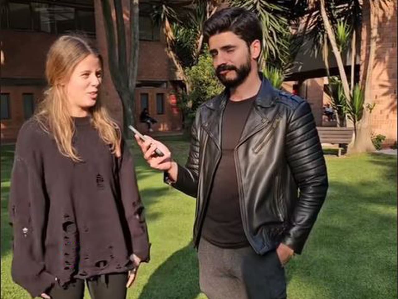 Chica con suéter roto es criticada en TikTok