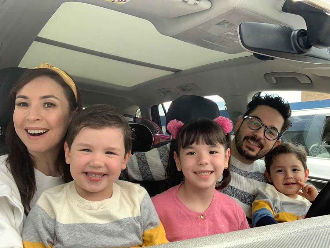 Andrea Torre consiguió miles de ‘Me gusta’ e infinidad de mensajes por las fotografías al lado de sus hijos – Regina, Federico y Diego-, quienes según los fans, los menores son idénticos a la actriz de Una familia de Diez.