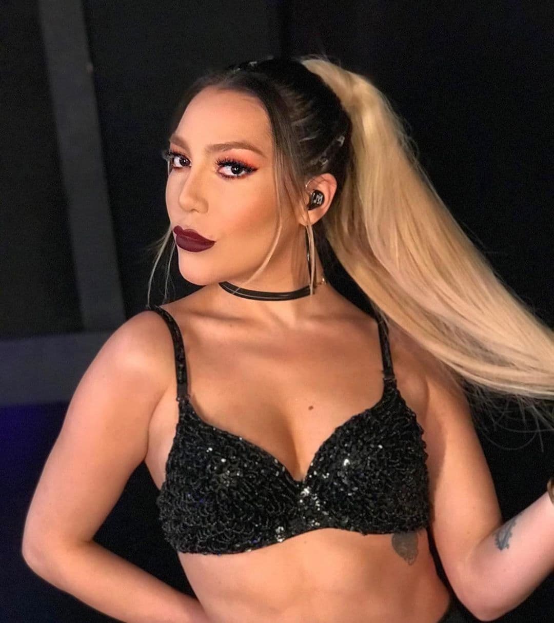 Fue a través de su cuenta oficial de Instagram que la incipiente cantante apareció con un diminuto atuendo negro, el cabello recogido y una mueca que provocó que sus fans afirmaran que era el vivo retrato de la intérprete de ‘Eternamente bella’.