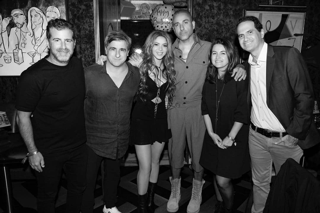 Shakira junto a Rafael Arcaute y su equipo de Sony Music