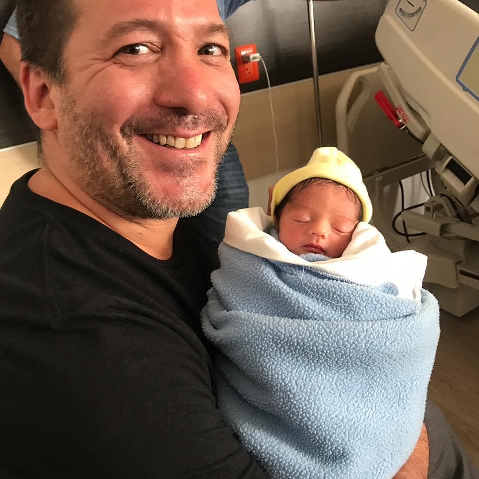 La primera fotografía de Apolo fue revelada por Luis Enrique Guzmán, quien a las pocas horas de convertirse en padre escribió: “Bienvenido al mundo hijo”.
