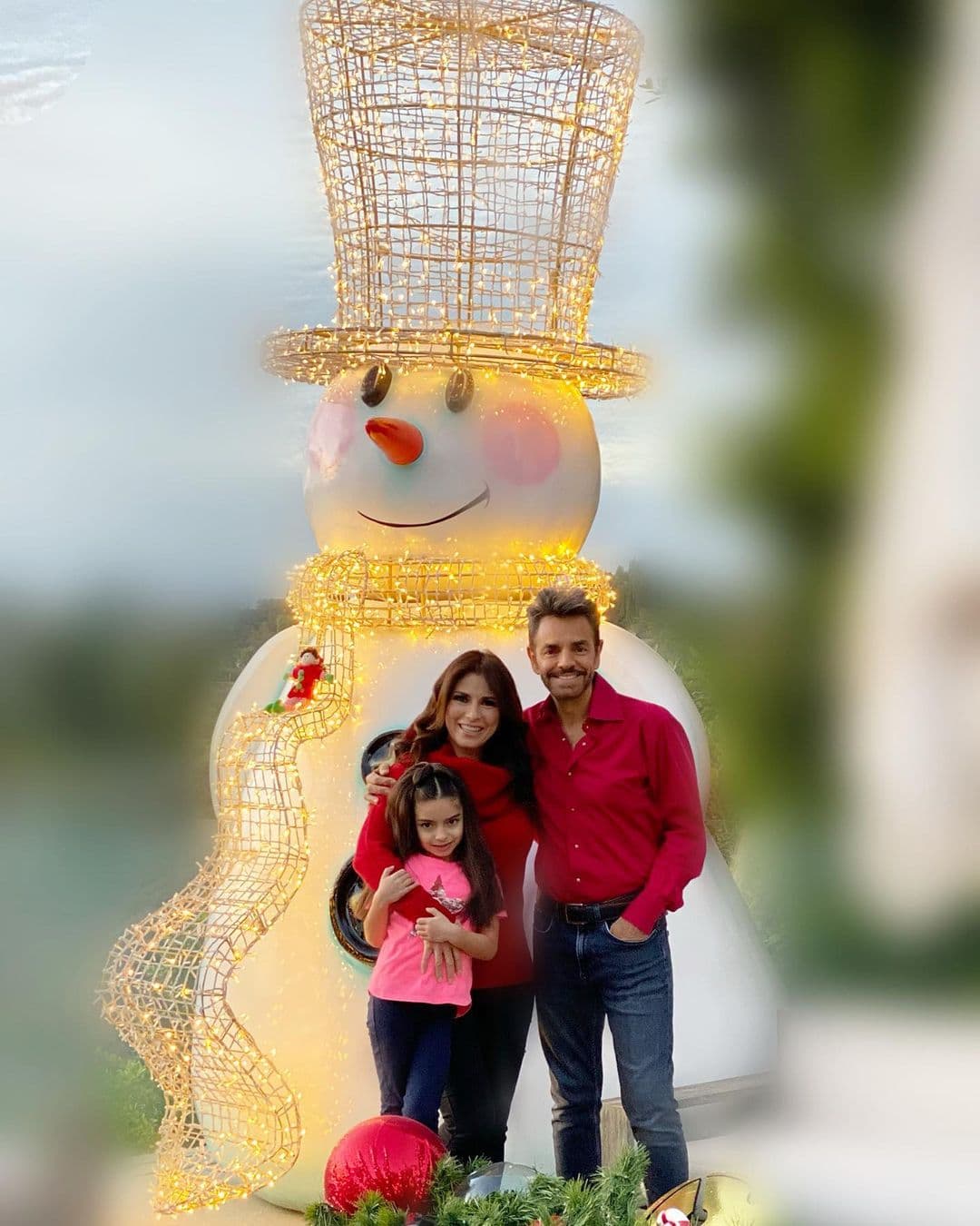 Eugenio Derbez divide opiniones por los gigantescos adornos de su árbol de Navidad