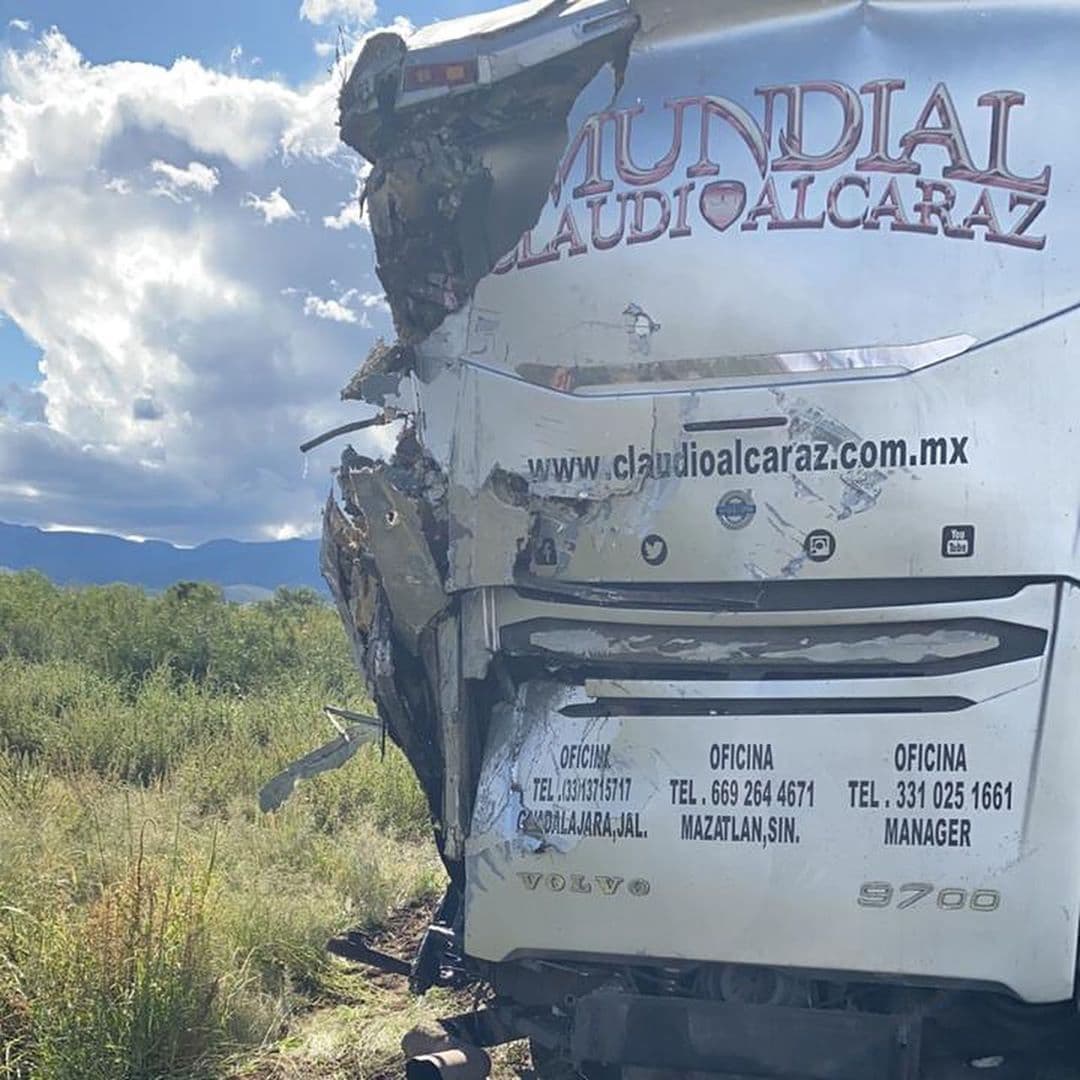 Camión de grupero sufre aparatoso accidente en carretera