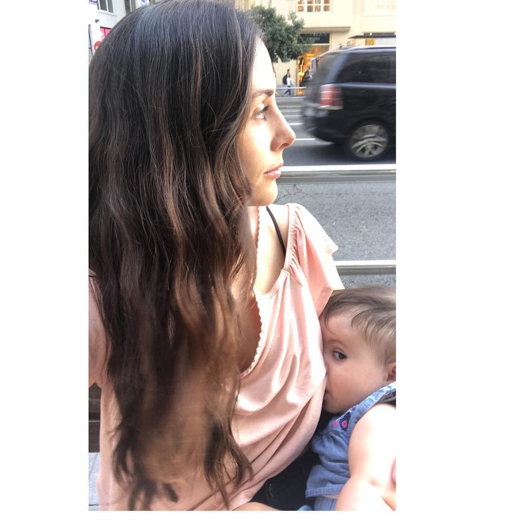 “La lactancia es un camino de mucha paciencia, resistencia, cansancio, a veces dolor, pero sobre todo de mucho AMOR. Pocas cosas en la vida tan hermosas como ver crecer a tu bebé con tu leche, esa conexión única cada vez que le das de comer”, declaró Zuria Vega, quien le dio pecho un año a su hija Lúa.