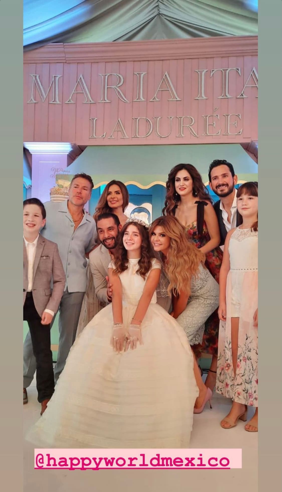 “Nadie tiene mayor amor que el que da su vida por sus amigos”, se lee en uno de los murales en los que la actriz posó para la foto del recuerdo con sus hijos, familiares y amigos.