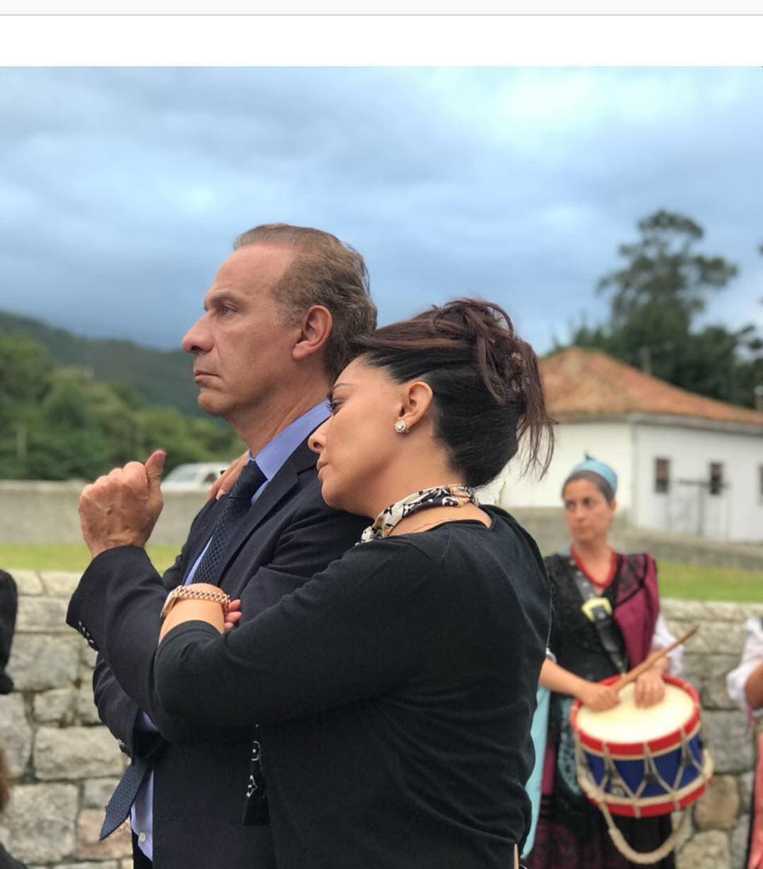 La actriz acompañó a su esposo al funeral de su papá