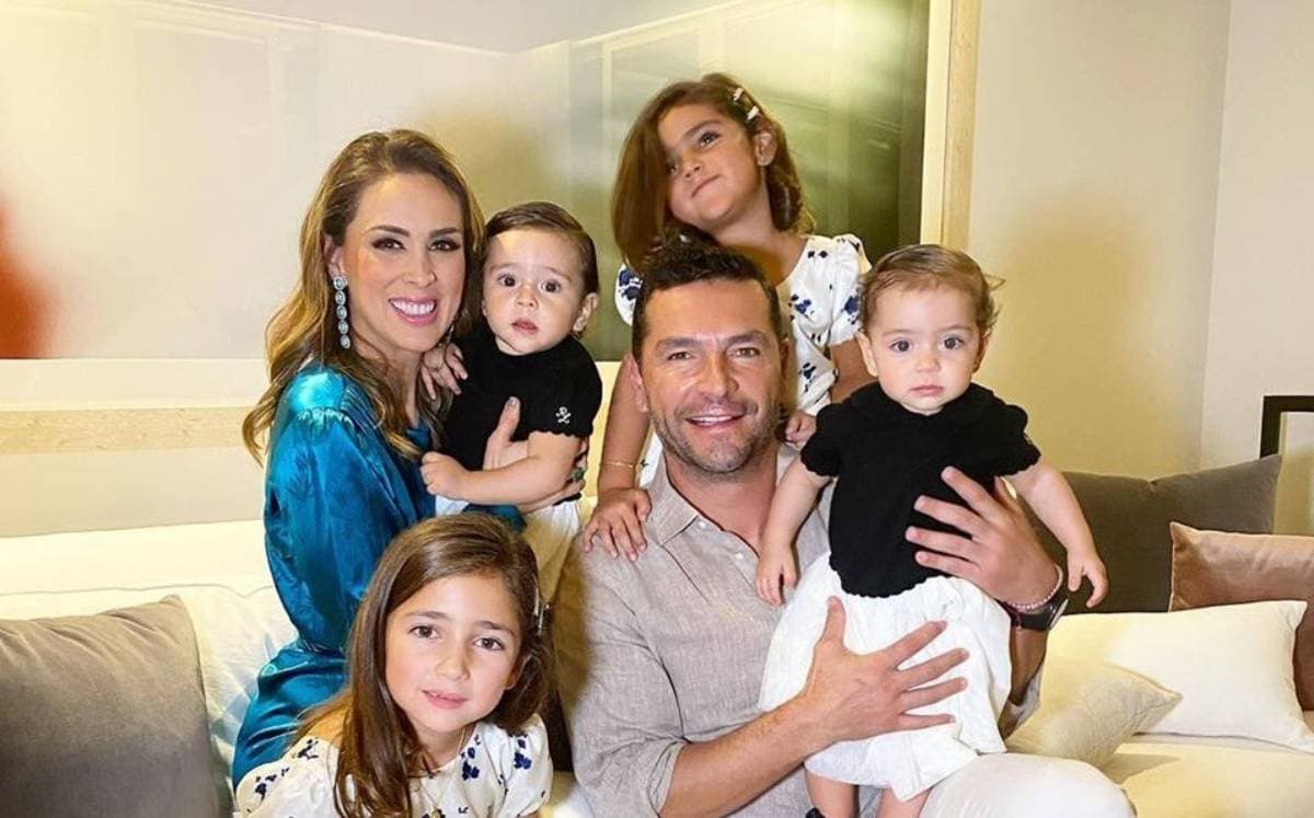 Esposo de Jacky Bracamontes deja con la boca abierta al peinar como profesional a sus hijas