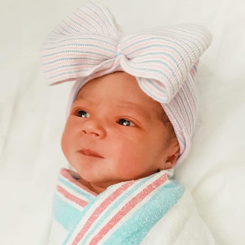 “Dicen que los babies vienen con respuestas… ¡Te mira, la miras y te muestra quién eres! Bienvenida #Kira a nuestro mundo #MisPrimerasHoras #TodaLaVidaTodosLosDías”, escribió la estrella de las telenovelas el pasado 1 de enero.