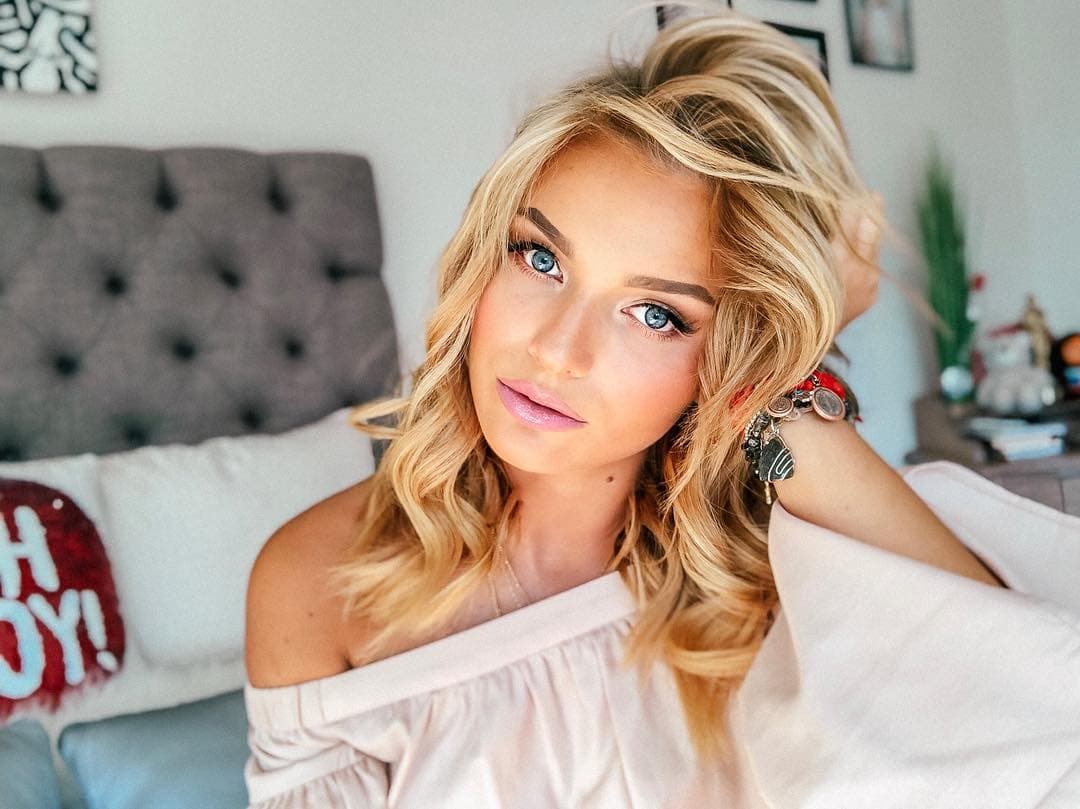 Irina Baeva hace suspirar con diminuto bikini