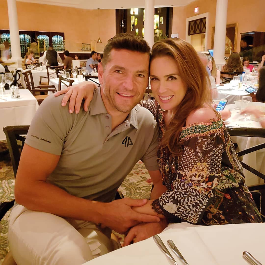 Jacqueline Bracamontes recibe romántica sorpresa de su esposo