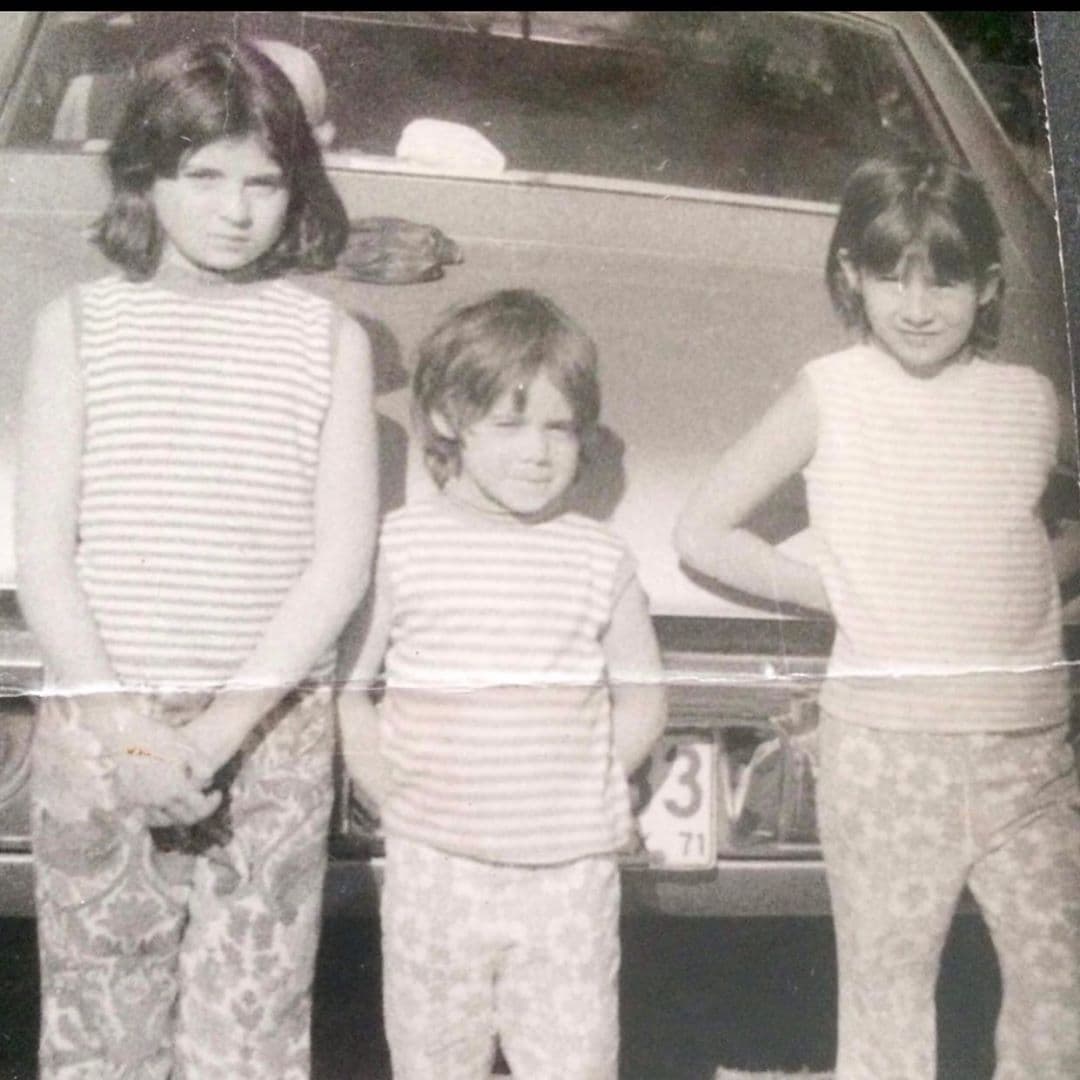 A través de su cuenta oficial de Instagram, la estrella de televisión mostró cómo lucía siendo tan solo una niña y es que publicó una imagen en la que aparecía junto a sus dos hermanas.