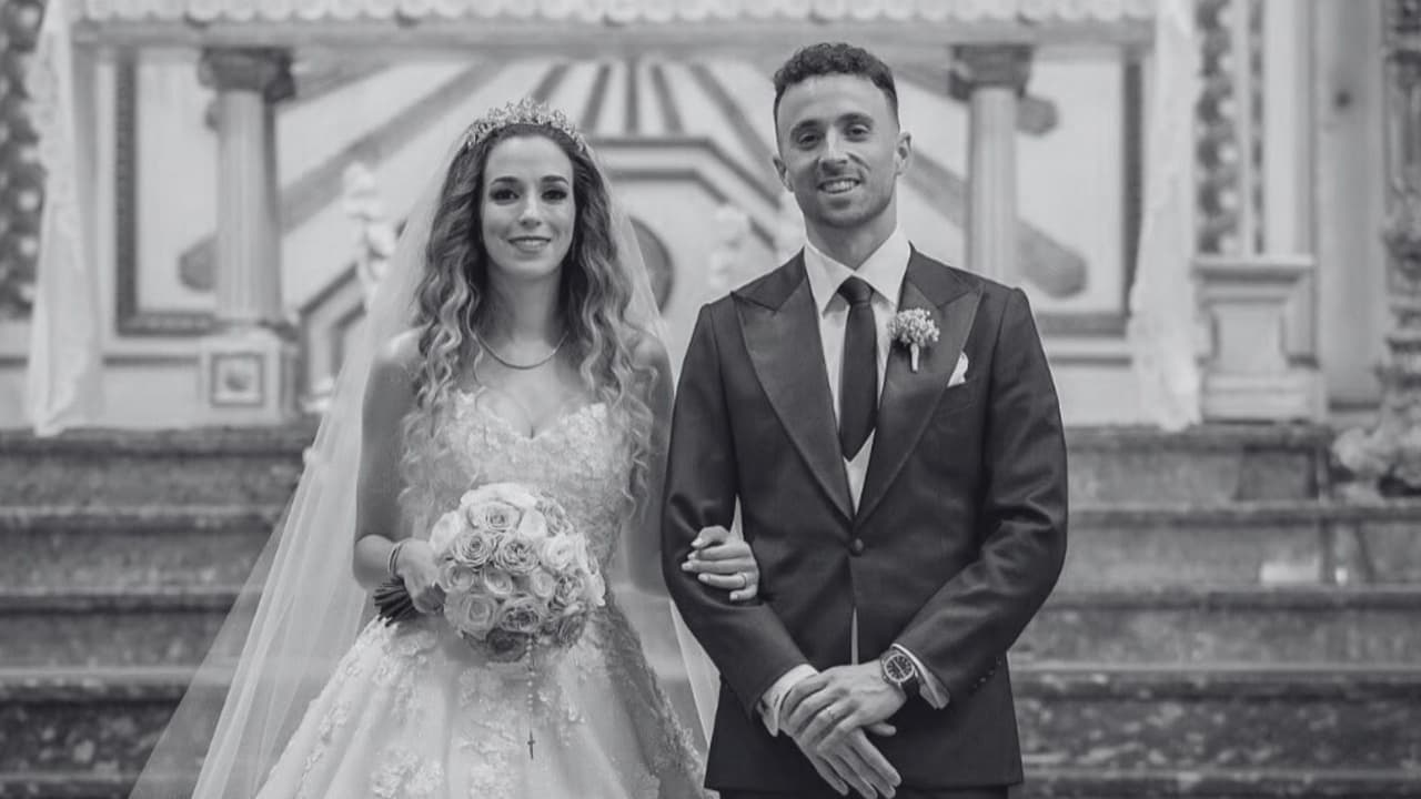 Viuda de Diogo Jota aparece devastada en el funeral del futbolista: en llanto, carga el ataúd del jugador