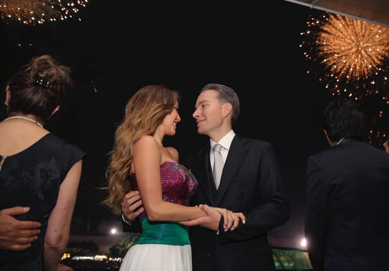 Anahí impacta con diminuta cintura y tierno beso a su marido
<br>