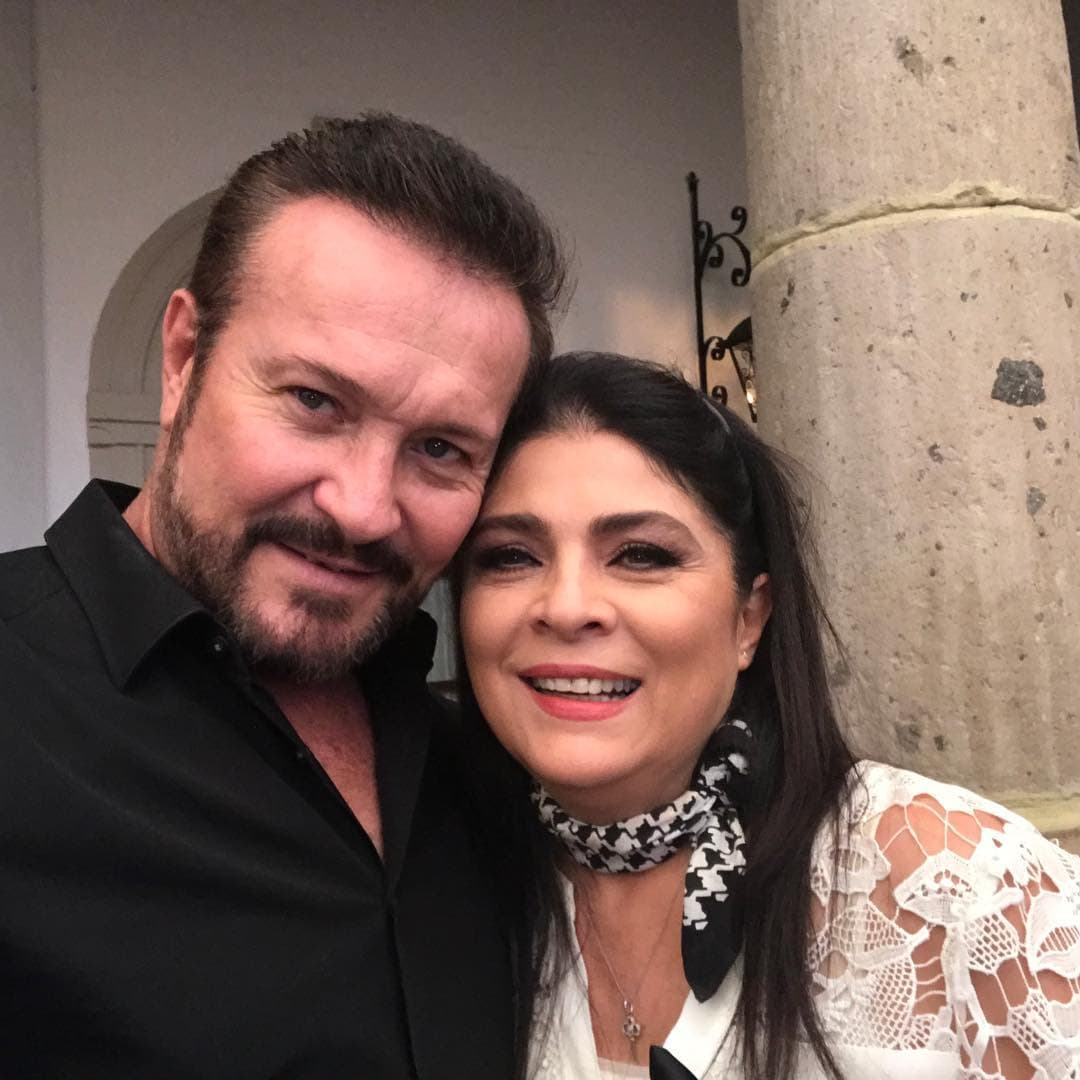 Arturo Peniche y Victoria Ruffo son Federico y Maura, padres de Marina y de Lucía, aunque él en realidad es padrastro de la segunda. Nadie se explica cómo él ha aguantado estar casado tanto tiempo con Maura.